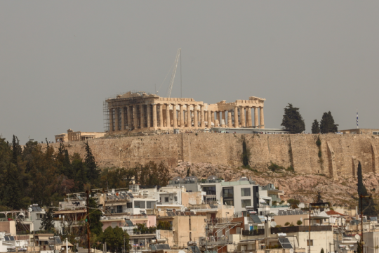 Ζέστη και σκόνη στην Ακρόπολη